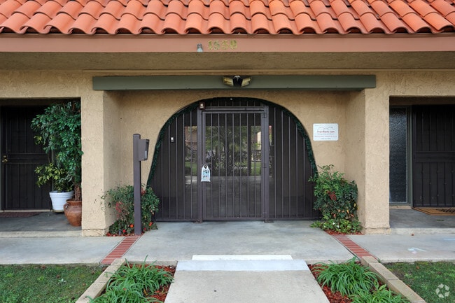 Building Photo - Las Verandes Apartments