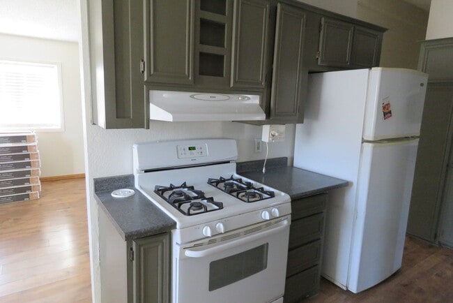 Building Photo - Quiet with Great Views! Available 11/1/25!