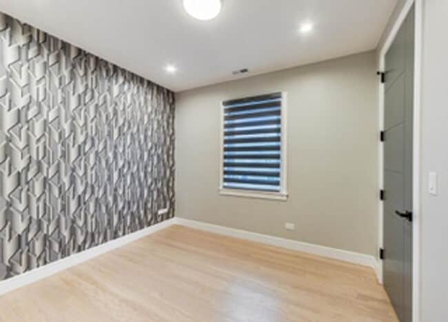 Building Photo - Luxury 3b2b condo in Bronzeville