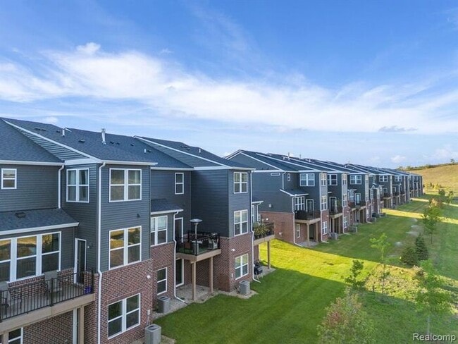 Building Photo - Lake Orion Townhome for Rent – 3 Bed, 2.1 Bath | 1,858 Sq Ft | $3,000/month