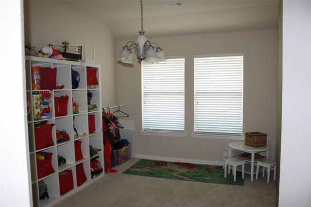 Building Photo - 8127 Robertson Dr