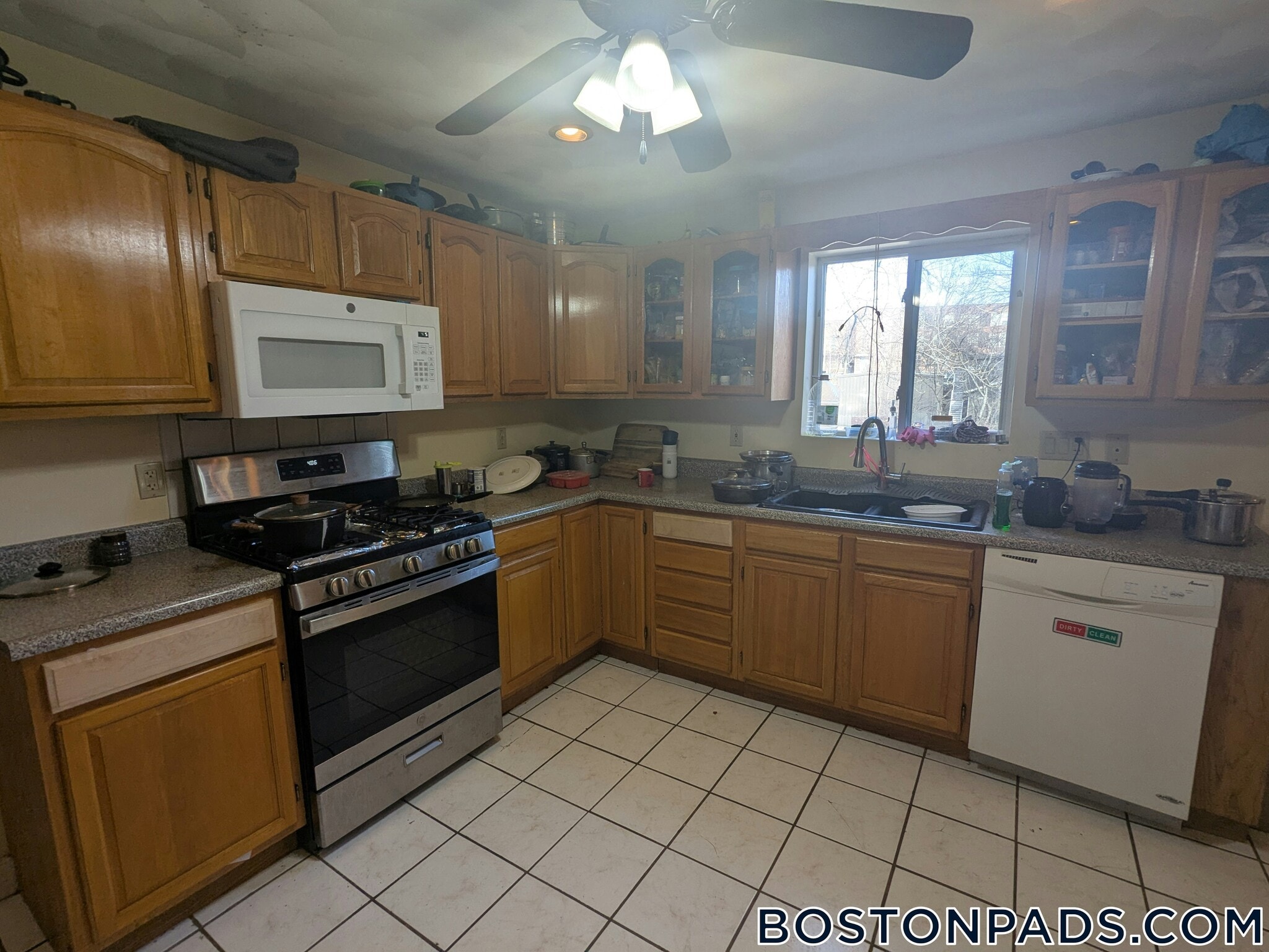 Building Photo - 247 Roxbury St