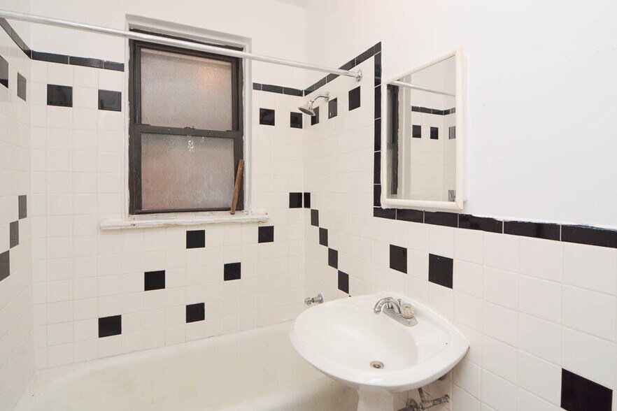 Building Photo - 3345 N Marshfield Ave