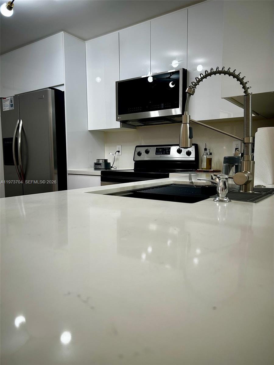 Building Photo - 1111 Sorrento Dr