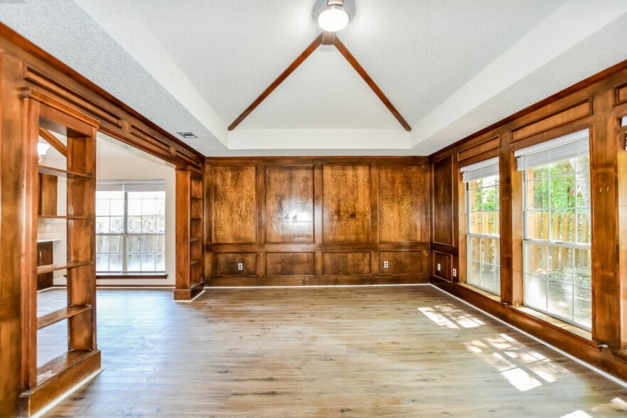 Building Photo - 712 Creek Tree Dr