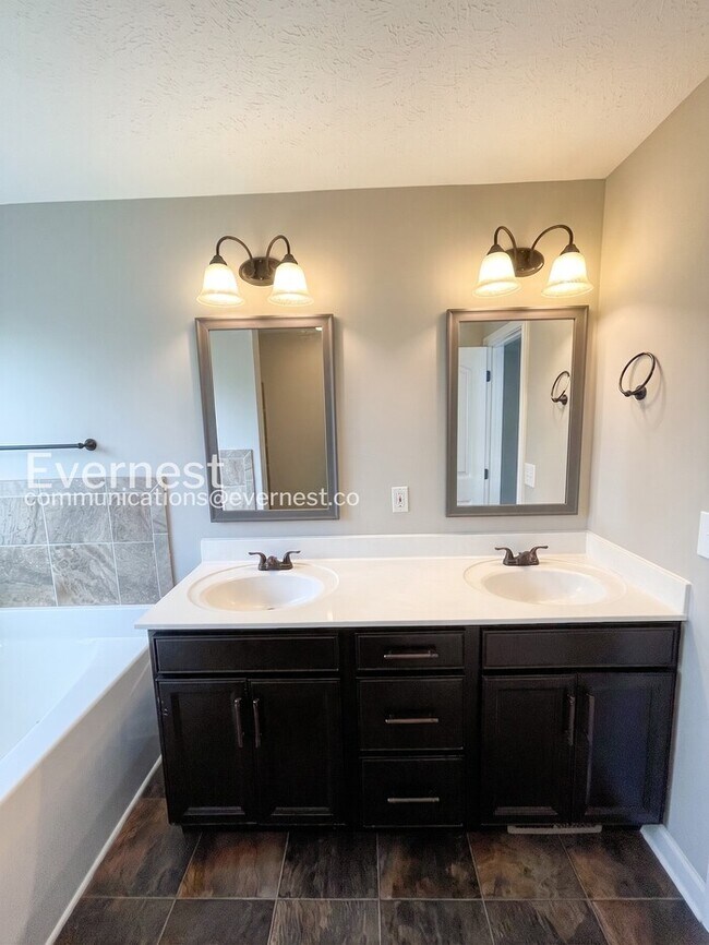 Building Photo - Limited Time Special Offer / 3 Bed, 2 Bath Home with Garage / Pet-Friendly / Vouchers Accepted / ...