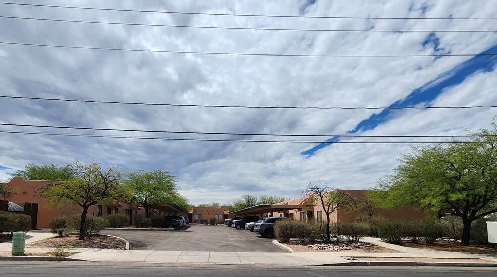 Building Photo - 3118 E Blacklidge Dr