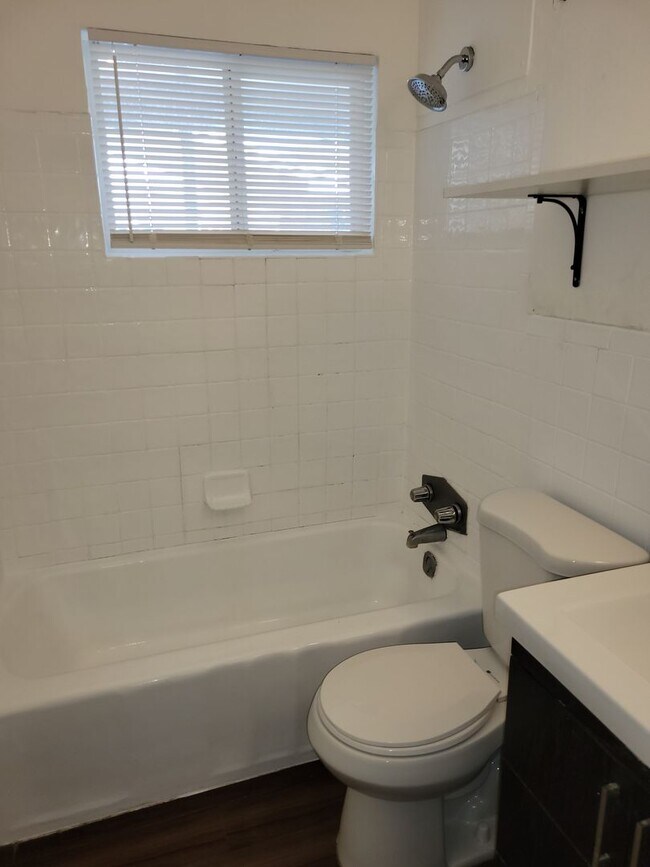 Building Photo - 3 BEDROOM 1 BATH  - 1/2 DUPLEX LOCATED IN ...