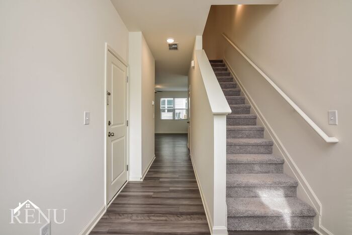 Building Photo - 1473 Hyatt Cir