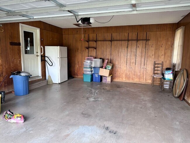 Building Photo - Maryville 37803 - 5 bedroom, 3 bath home - Contact Karen Robertson (865) 454-7626