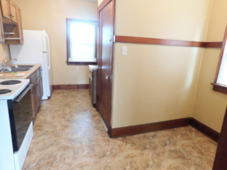 Building Photo - 230 W Summit St