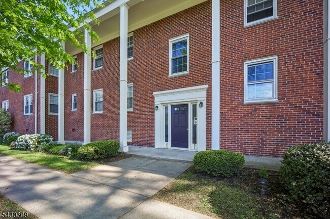 Building Photo - 390 Morris Ave