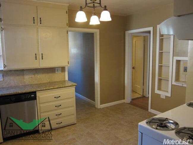 Building Photo - Cottage for Rent