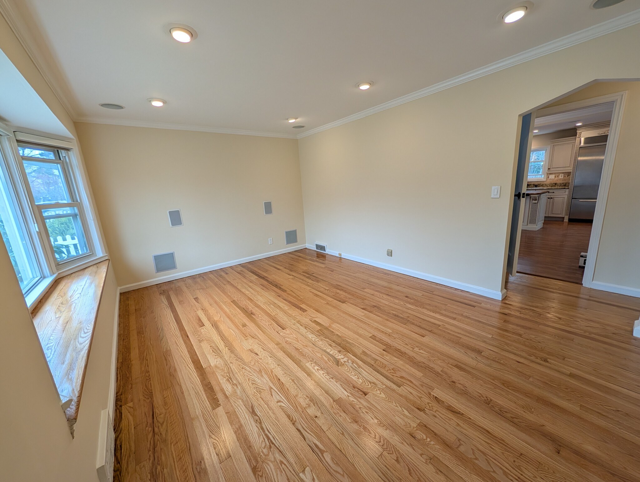 Building Photo - 449 Van Buren St