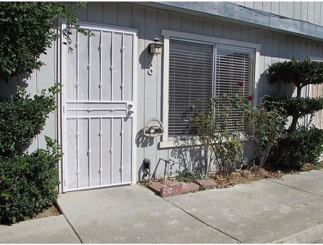 Primary Photo - 2 Bed, 1 Bathroom Apartment