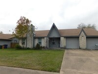 Building Photo - 8801 Pineridge Dr