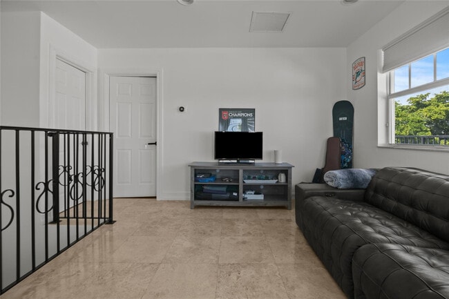 Building Photo - 732 NE 15th Ave