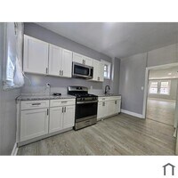 Building Photo - 3 Bedroom 2 Bathrooms