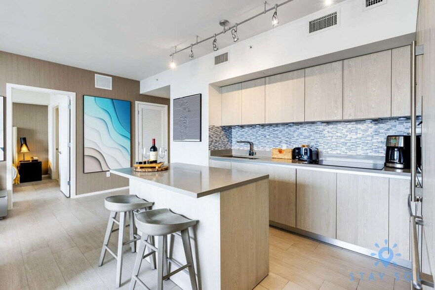 Building Photo - 4010 S Ocean Dr