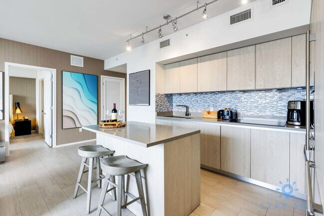 Building Photo - 4010 S Ocean Dr