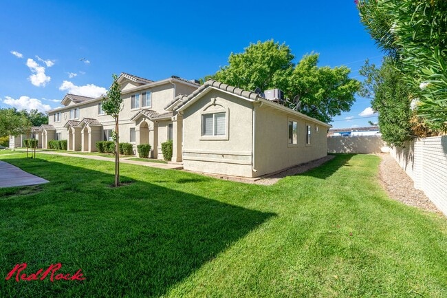 Building Photo - Pet Friendly! 3 Bedroom Single-Level Condo in St. George!