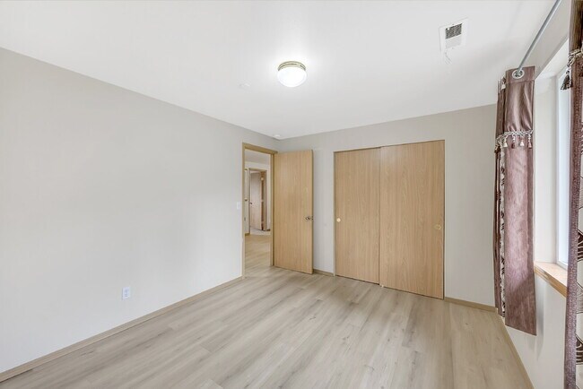 Building Photo - NO SHOWINGS AT THIS TIME~ 5 Bedrooms ( one brm is on main floor) and 4 bathrooms (2 are on main f...