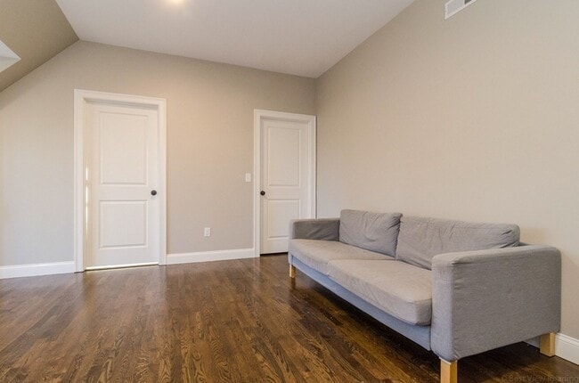 Building Photo - 718 Main St