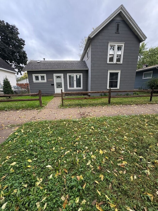 Building Photo - Charming Northside La Crosse Home
