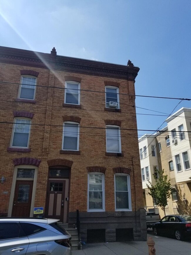 Building Photo - Beautiful 2 bedroom newly renovated unit available