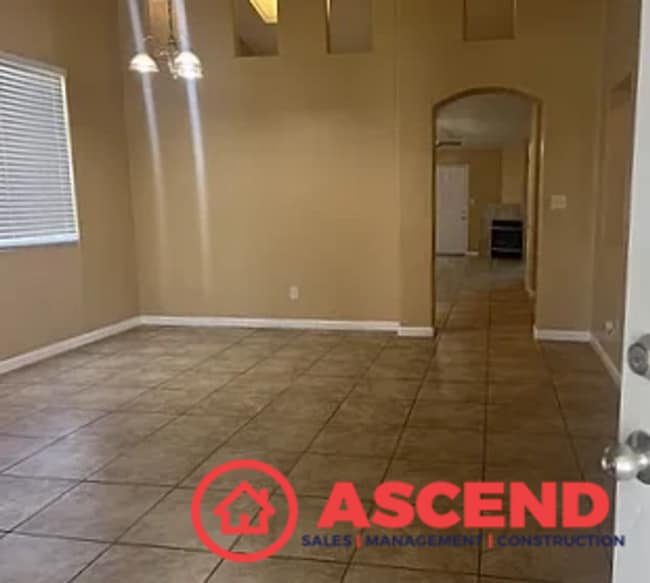 Building Photo - Lovely 3 Bedroom Home Off Stockdale Hwy!