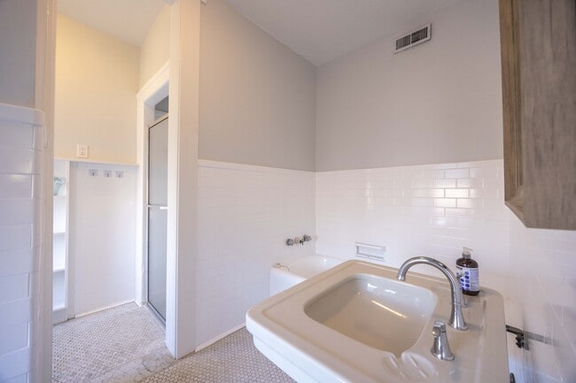 Building Photo - 2472 Overlook Rd