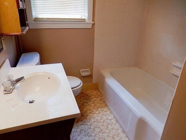 Building Photo - QUAINT Quincy 3/1 w/ Wood Floors, Sunroom, W/D, Large Yard, & New AC! $1100/month Avail May 6th!