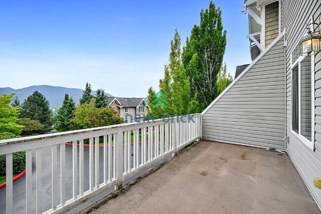 Building Photo - "Spacious 3-Bedroom Retreat with 3.5 Baths in Issaquah - 1,707 Sq. Ft. of Comfort!"