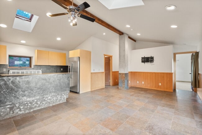 Building Photo - 2800 Cedar Dr
