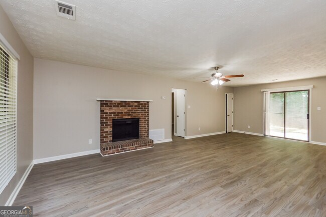 Building Photo - 4585 Old Lake Dr