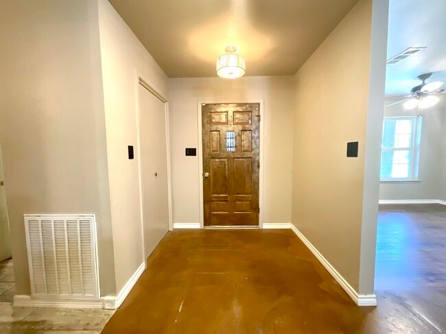 Building Photo - 5303 Shady Oak Cir