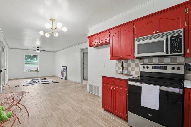 Building Photo - Adorable in Central Edmond