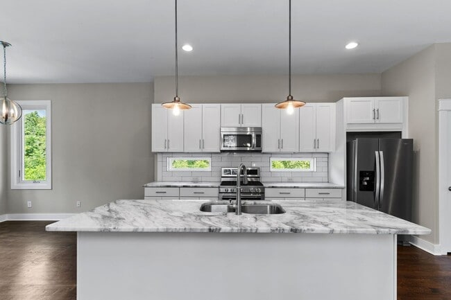 Building Photo - 4 Bedroom/ 2.5 Bath Home in East Nashville...