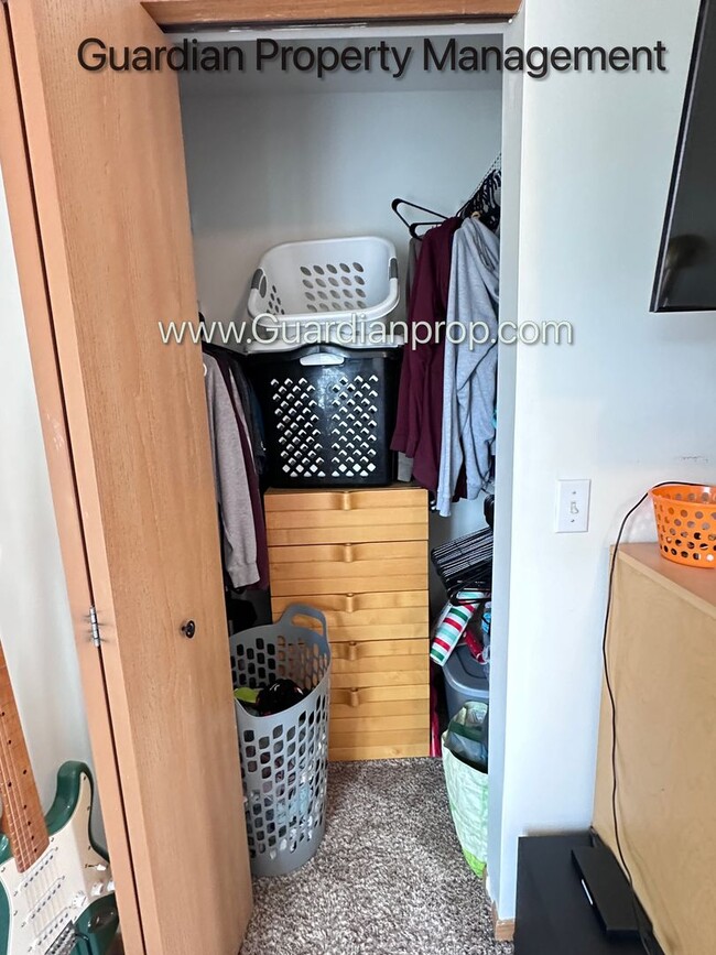 Building Photo - Apple Valley Town Home, 1 Car Garage, Laundry in Unit, Storage