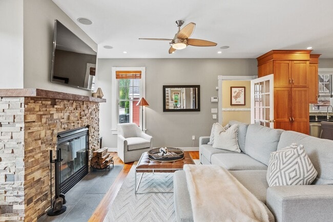 Building Photo - Spacious Kent Home | 6 Bed | 4 Bath | 4,000 Sf | Front Porch + Backyard | Detached 4-Car Garage