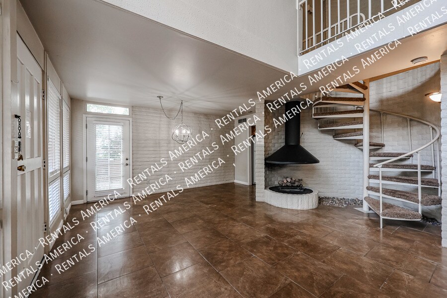 Building Photo - 4820 N Woodmere Fairway