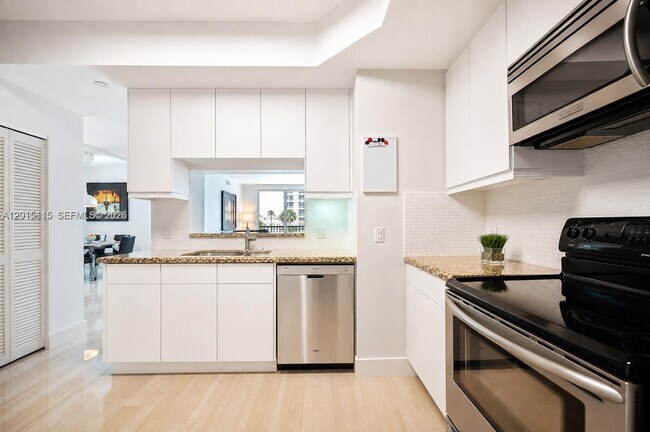 Building Photo - 888 Brickell Key Dr
