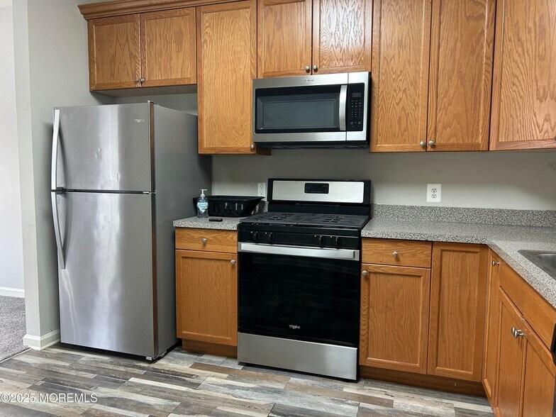 Building Photo - 145 Conover Ter