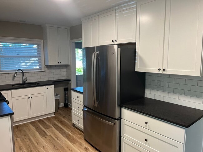 Building Photo - Renovated 5 Bedroom house in Saint Paul