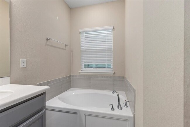 Building Photo - 1719 Amberly Dr