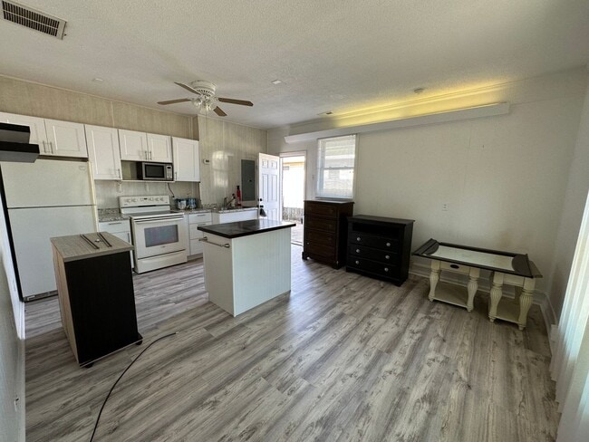 Building Photo - 095-Ward