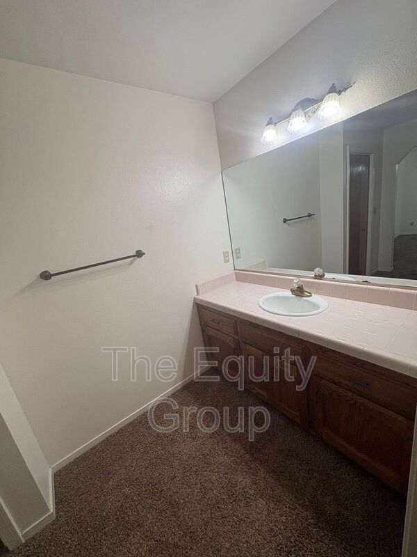 Building Photo - 5936 W Oak Ave