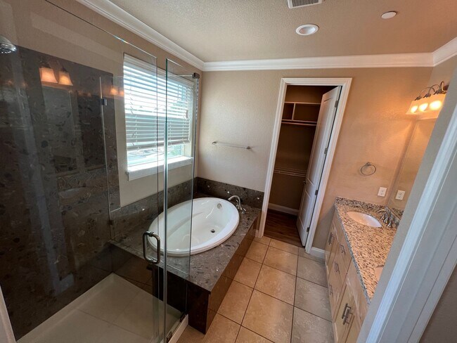 Building Photo - Newer Low Maintenance Home off Glenn and S...
