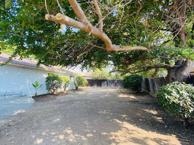 Building Photo - $2,100 Fowler & Ashlan, 3 Bedroom Home - C...