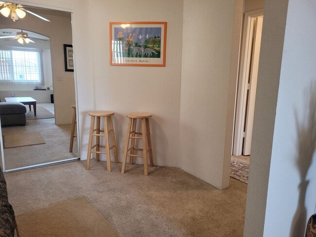 Building Photo - Charming 1-Bedroom Apartment for Short-Ter...